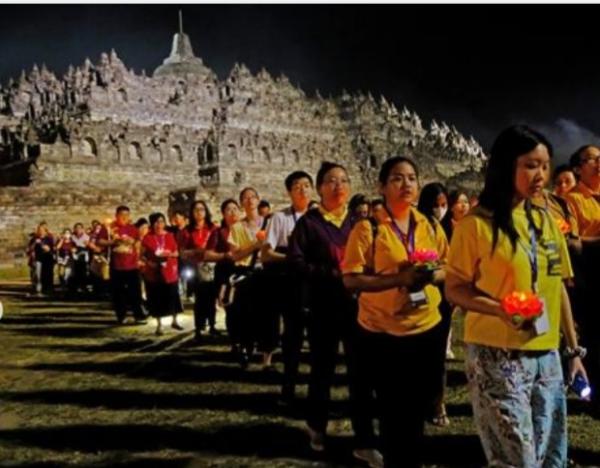 Candi Borobudur Dikelilingi Ribuan Umat Buddha untuk Ritual Persembahan Keliling