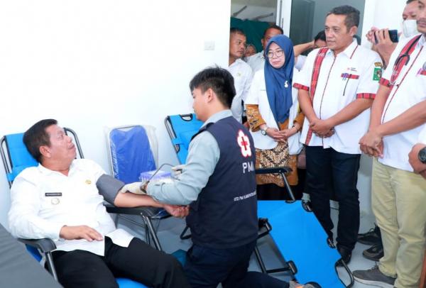 Bupati Radiapoh Orang Pertama Donor Darah di UDD-PMI Simalungun
