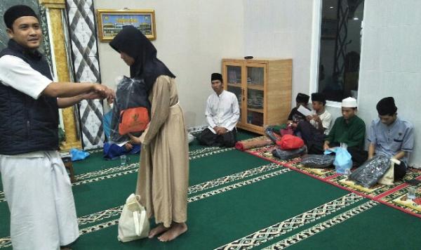 Rayakan Muharam, DKM An Nur dan Baznas KBB Berikan Santunan ke Anak Yatim