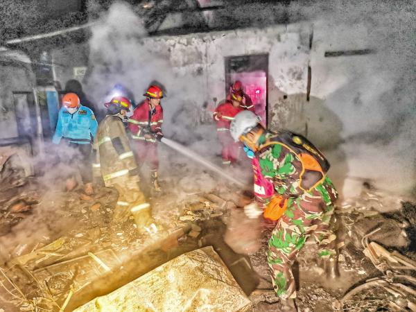 Rumah di Banjarnegara Terbakar Saat Pemilik Rumah Bersantai di Teras