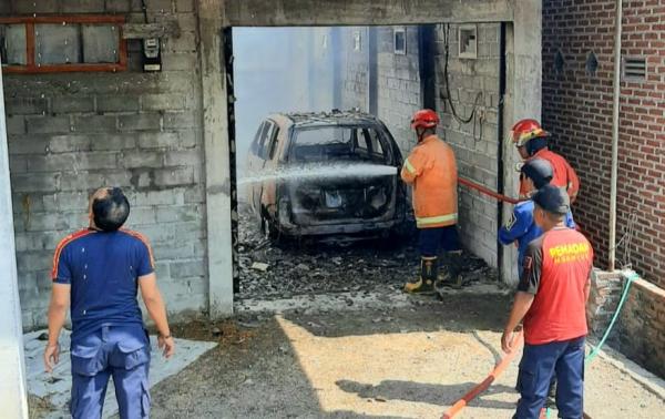 Kebakaran Gudang Bawang Merah di Nganjuk, Mobil Avanza dan 2 Ton Bibit Hangus
