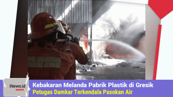 Kebakaran Melanda Pabrik Plastik di Gresik, Petugas Damkar Terkendala Terbatasnya Pasokan Air