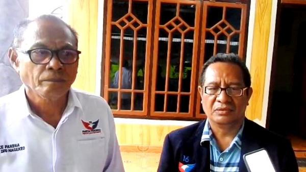 Peduli Warga Kurang Mampu di NTT Bacaleg Partai Perindo Karolus Karni Lando Bagikan KTA Berasuransi