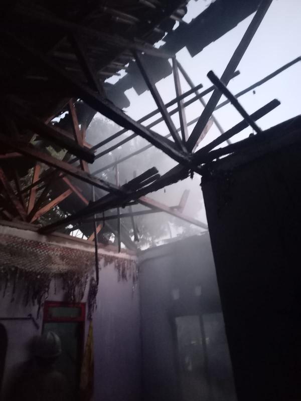 Api Muncul Diatas Plafon, Sebuah Rumah di Petir Serang Hangus Terbakar