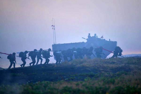 Puluhan Kavaleri Korps Marinir Mendarat di Pantai Banongan