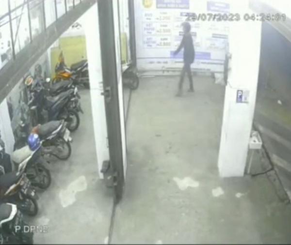 Aksi Pencurian Motor di Sebuah Toko Printing Depok Terekam Kamera Warga