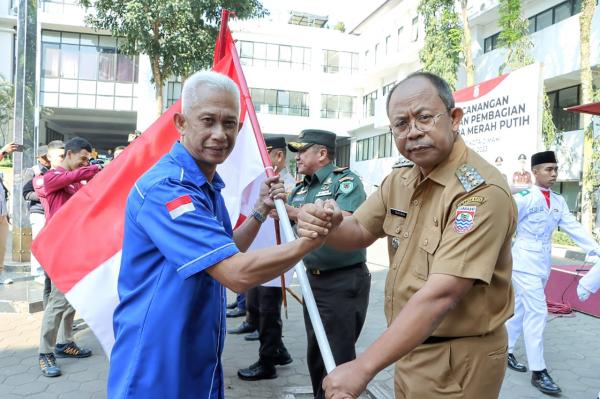 Pemkot Cimahi Bagikan Bendera Merah Putih kepada Masyarakat