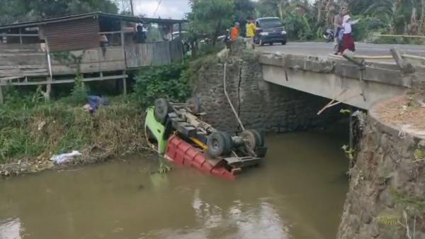 Sopir Ngantuk, Truk Pengangkut Pasir Terjun ke Sungai