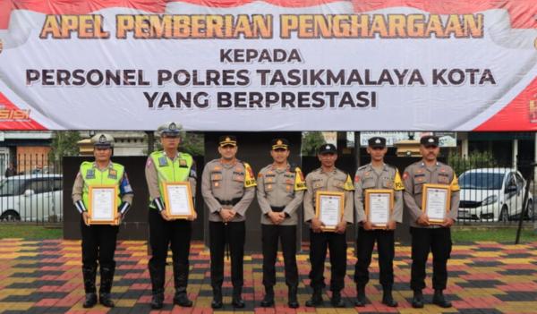 Berkinerja Baik dalam Tugas, 5 Personel Polres Tasikmalaya Kota Terima Penghargaan dari Kapolres