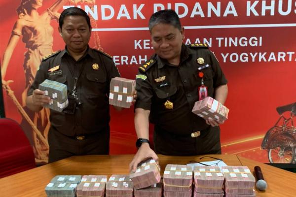 Keluarga Kadis Dispetaru DIY Serahkan Rp1,3 M ke Kejati DIY