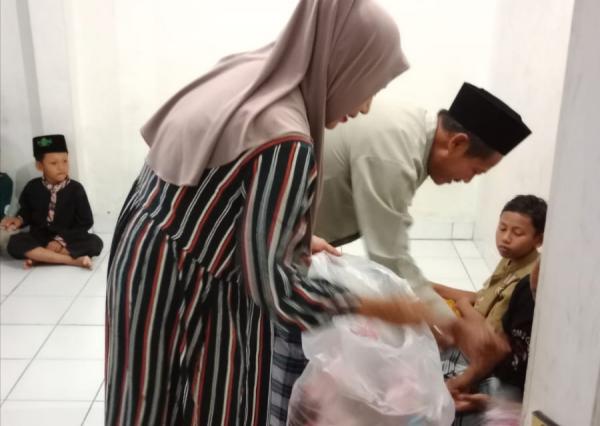 Ultah ke-56, Sri Rahayu Anggota DPRD Kabupaten Pangandaran Berbagi dengan Anak Pengajian dan Yatim