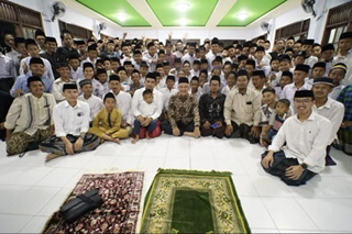 Ganjar Silaturahim ke Ponpes Buntet Cirebon, Akui Takjub dengan Pengetahuan Digital Santri