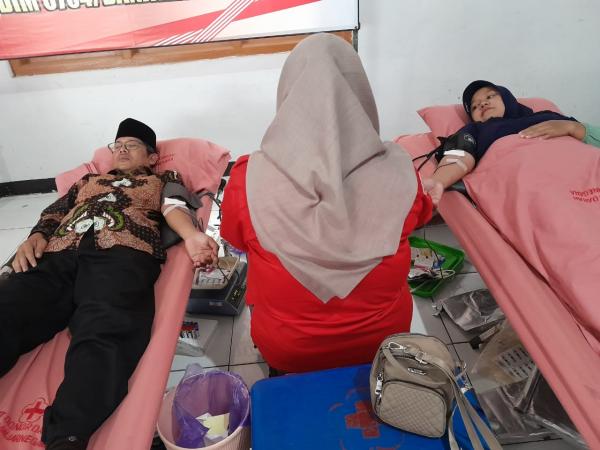 Warga Susukan dan TNI Gelar Donor Darah HUT RI