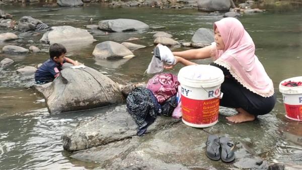 Musim Kemarau Melanda Cibeber Warga Terpaksa Mandi dan Cuci Pakaian di Aliran Sungai