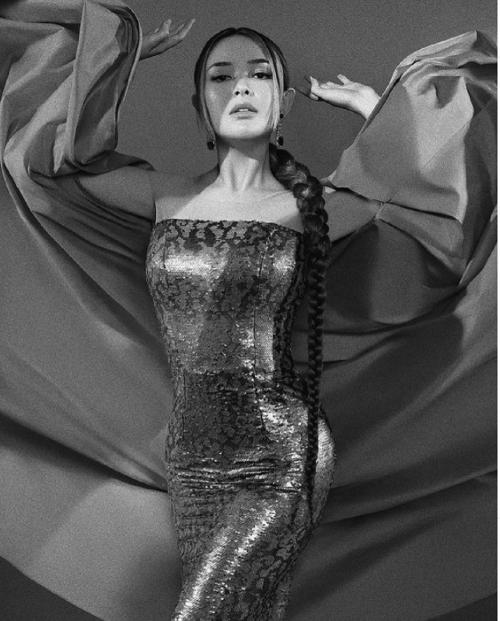Potret Visual Amanda Manopo Berbalut Gaun Tube Top Ketat