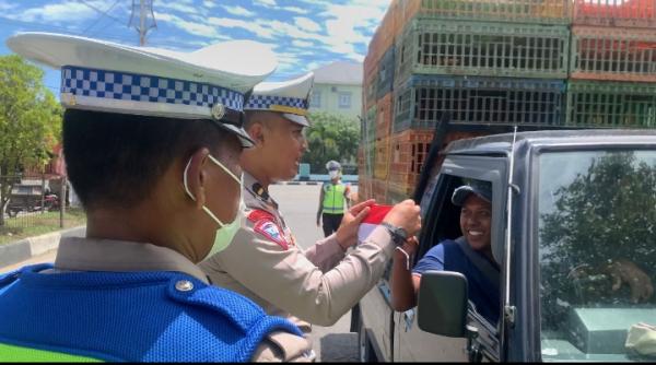 Satlantas Polres Pidie Bagikan Bendera Merah Putih Kepada Pengendara