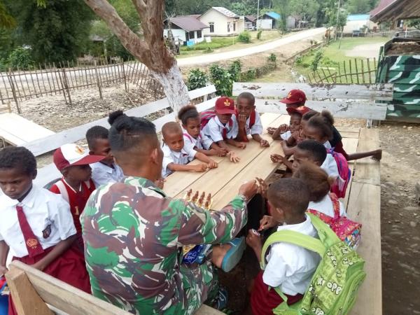 Inisiasi Program TEMAN PACE, Personel Satgas Yonif 133/YS Terpanggil Jadi Guru di Papua