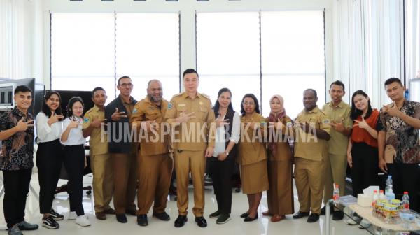 Yayasan Alirena dan Mahasiswa Petra Surabaya Kunjungi Kantor Bupati Kaimana