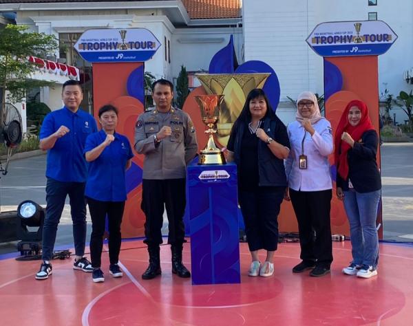 Keren, Trofi FIBA World Cup 2023 Singgah di Kota Surabaya, Ini Respon Warga