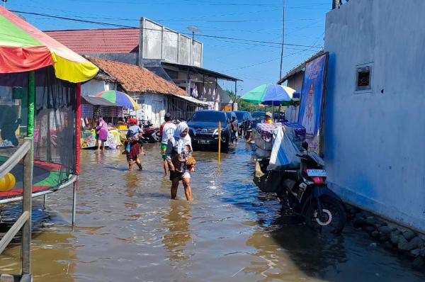 Gubernur Jatim Turunkan Tim, Atasi Banjir Rob di Pesisir Desa Kalibuntu Probolinggo