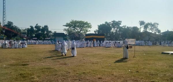Ribuan Siswa di Ploso Mengikuti Manasik Haji untuk Mengenalkan Ibadah Haji Sejak Dini