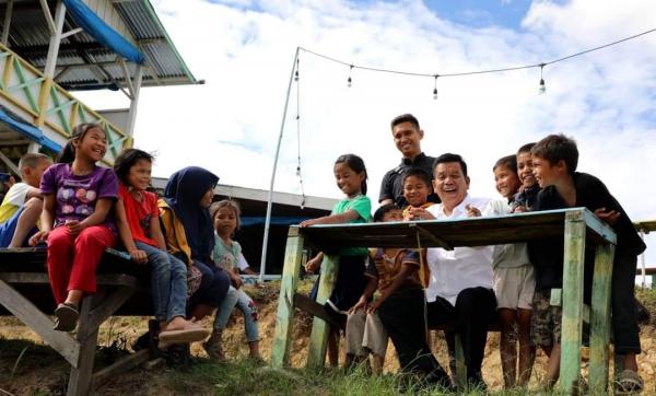 Bupati Radiapoh Sinaga Menikmati Keindahan Danau Toba Bersama Anak-Anak Desa di WIS