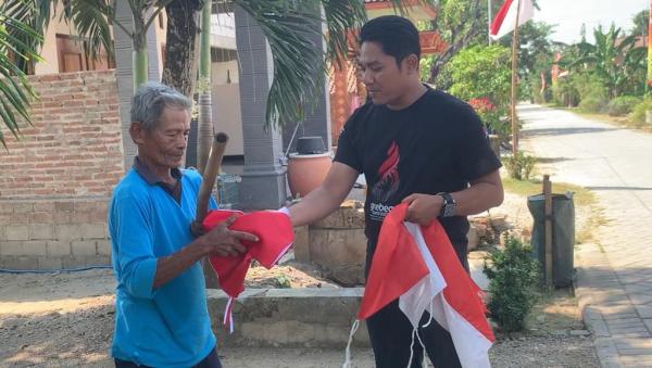 Jelang HUT RI, Kades di Ponorogo Keliling Desa Mengganti Bendera Warga yang Lusuh