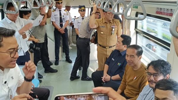 Kunjungi Stasiun Harjamukti, Jokowi Jajal LRT Jabodetabek