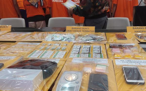 Polisi Bekuk Belasan Pengedar Narkoba di Bandung, 1,3 Kilogram Ganja Diamankan