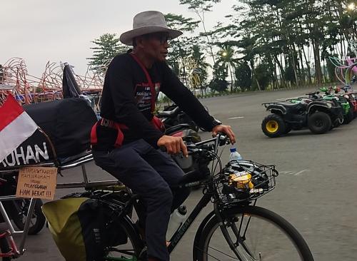 Buntut Tragedi Kanjuruhan! Pria asal Batu Bersepeda ke Jakarta Temui Presiden Jokowi