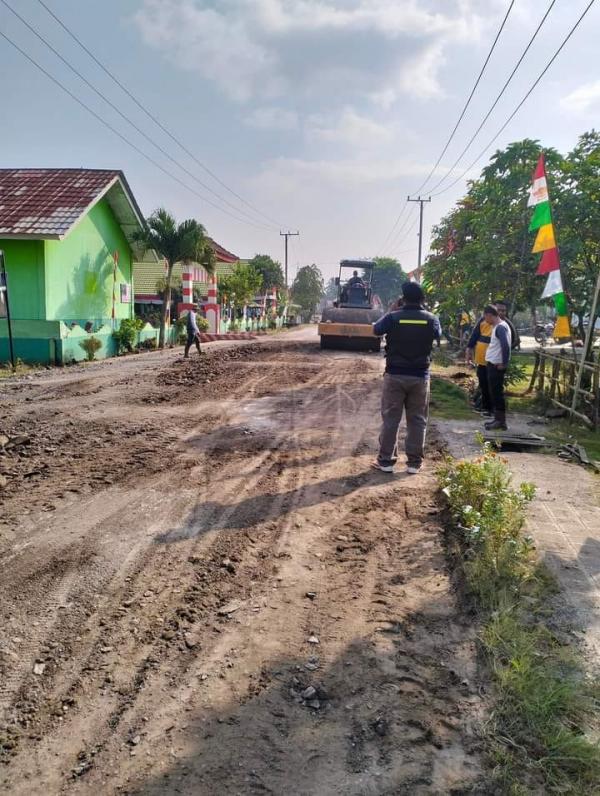 Dibantu 2 Perusahaan dan Tokoh Pemuda, Pemerintah Kampung Way Tuba Perbaiki Jalan Provinsi
