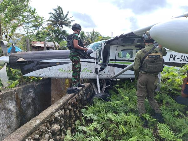 Pesawat Smart Cakrawala Aviation Tergelincir di Bandara Kenyam Kabupaten Nduga