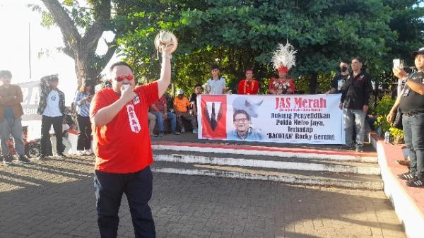 Jokowi Dihina, Jas Merah Sulut Gelar Aksi Demo Hingga Bakar Bakar Baliho Rocky Gerung