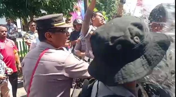 Viral! Oknum Polisi Sirami Air Kotor ke Massa Aksi PMKRI Maumere