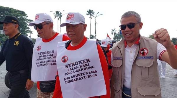 Tunjukkan Orang Stroke Bisa Sembuh,  Komar Jalan Kaki 403 Km dari Yogya ke Bandung Rayakan HUT RI