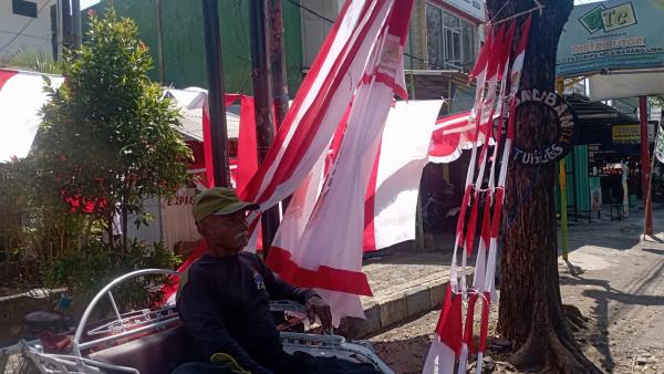 Jelang HUT ke-78 RI, Pedagang Bendera Merah Putih Padati Tepian Jalan Kota Probolinggo