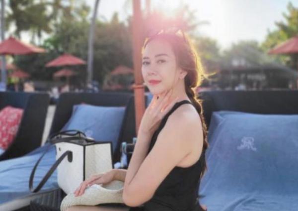 Potret Seksi Aura Kasih Pakai Dress Mini di Pantai, Netizen: Mulus Banget