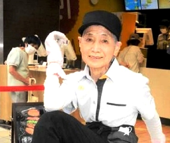Luar Biasa, Berusia 90 Tahun Nenek Ini Masih Bisa Kerja di Restoran 5 Hari Seminggu
