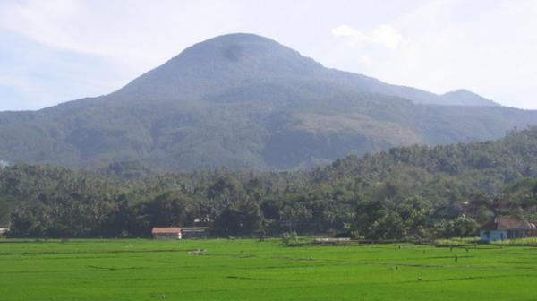 Mitos Gunung Sangiang, Pusat Kerajaan Gaib Tempat Mukso Eang Santa Suta Penguasa Tanah Sumedang