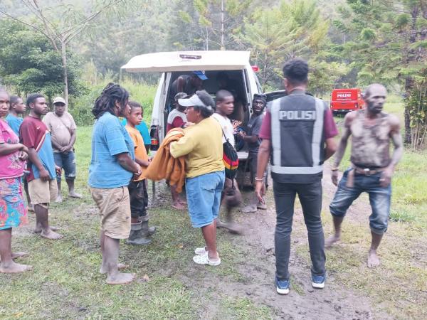 Diduga Suami Bunuh Istri Sendiri, Keluarga Korban Bakar Rumah Terduga Pelaku di Distrik Wollo