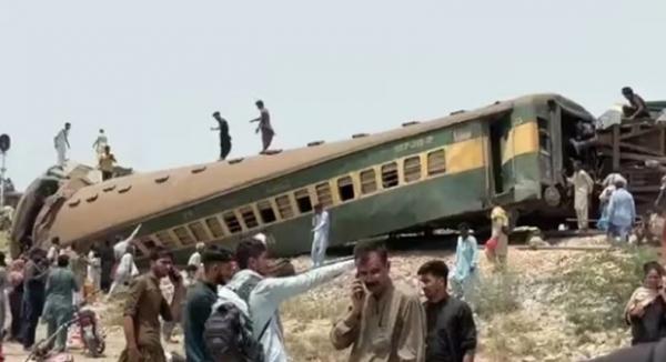 15 Orang Tewas dan Puluhan Luka Akibat Kereta Api Anjlok di Pakistan