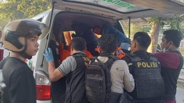 Jenazah Pria yang Ditemukan Belakang Pemkot Bima Dibawa Otopsi ke RS Bhayangkara Mataram