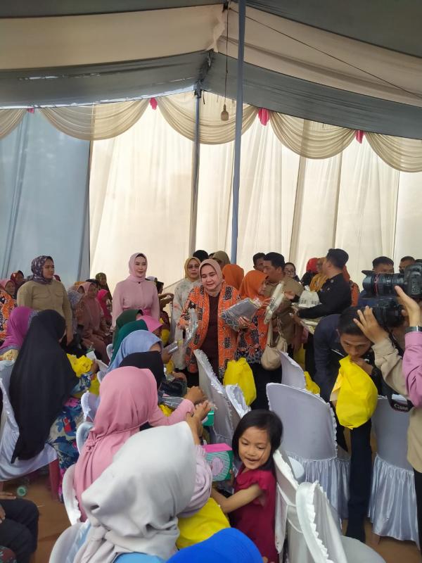 Ratusan Warga di Negeri Baru Terima Bantuan Paket Sembako dari Ketua IKKS Riana Sari Arinal