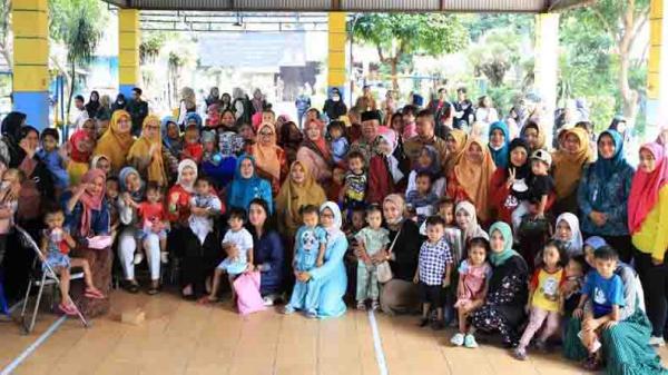 Ketua TP PKK Kota Tangerang, Aini Suci Wismansyah Memberikan Makanan Tambahan Kepada 75 Anak-anak
