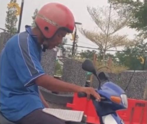 Viral Bapak-bapak Baca Al-Quran di Atas Motor Tunggu Lampu Merah, Netizen: Masyaallah