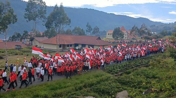 Keren! Ribuan Bendera Merah Putih Raksasa Berkibar di Puncak Jaya, Bukti Cinta Tanah Air