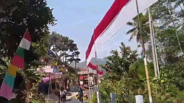 Sambut HUT ke-78 RI, Warga Cikadu di KBB Pasang Bendera Merah Putih Sepanjang 1,3 Km