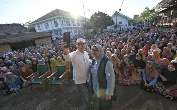 Sempat Selfie Bareng, Anies Disambut Hangat Ribuan Santri di Jawa Timur