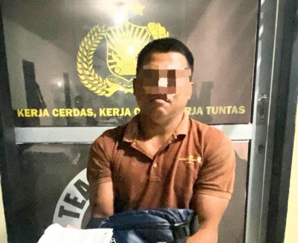 Lagi Pegang Buku Tebakan, Pria Terduga Jurtul Togel Ditangkap di Sei Balai