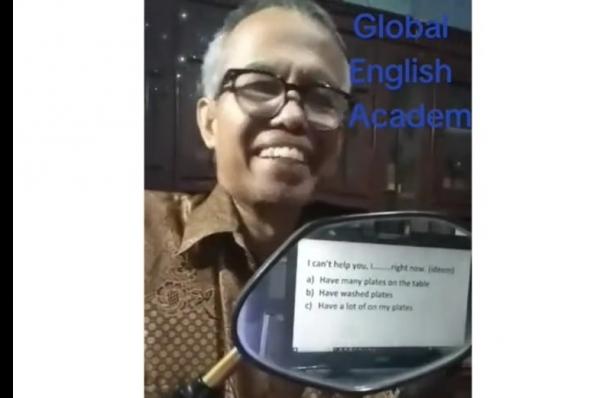 Video Pak Dadang Ajarkan Bahasa Inggris Pakai Spion Motor bikin Kagum, Netizen: Otak Kreatif